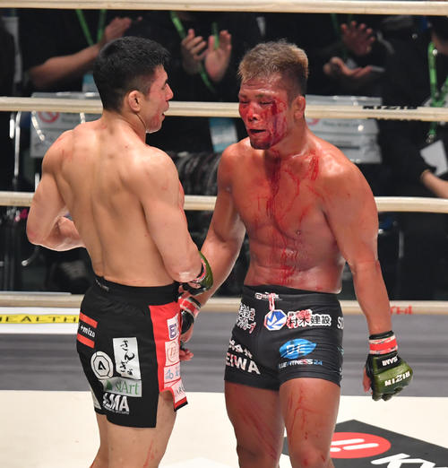 3回、血だらけの武田光司（右）は久米鷹介に判定勝利した（撮影・柴田隆二）