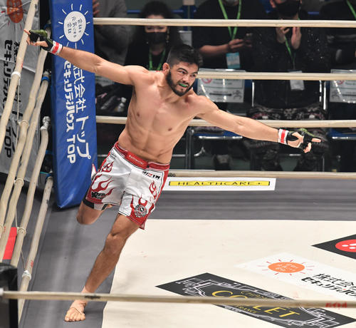 1回、ホベルト・サトシ・ソウザは徳留一樹に勝利し喜ぶ（撮影・柴田隆二）