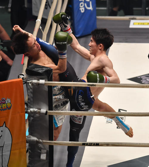1回、佐藤執斗（右）は国本真義にキックを放つ（撮影・柴田隆二）