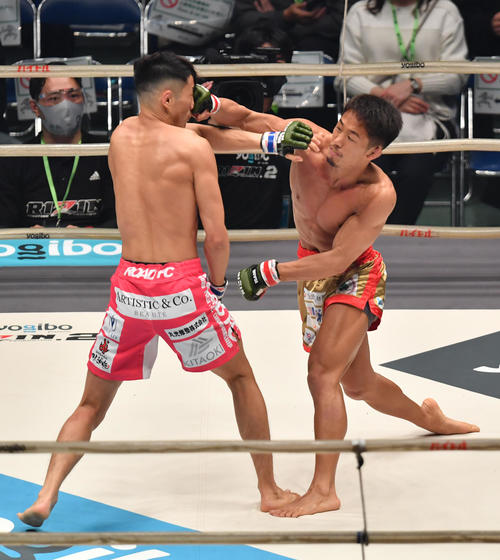 1回、村元友太郎（右）は山本聖悟にパンチを決めKOする（撮影・柴田隆二）