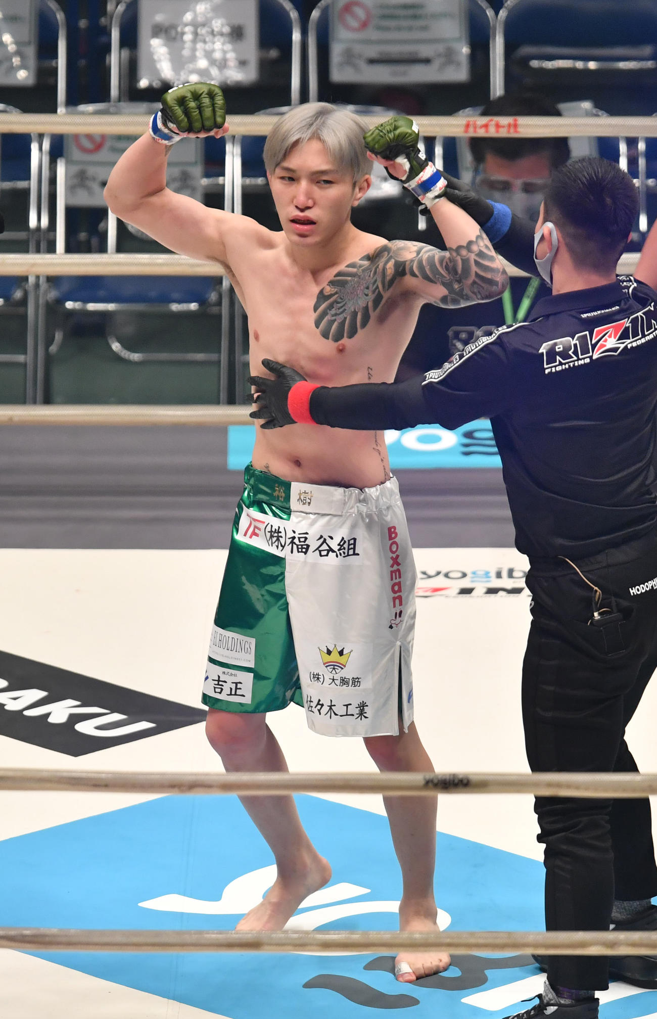 伊藤裕樹は杉山広平を1RKOする（撮影・柴田隆二）
