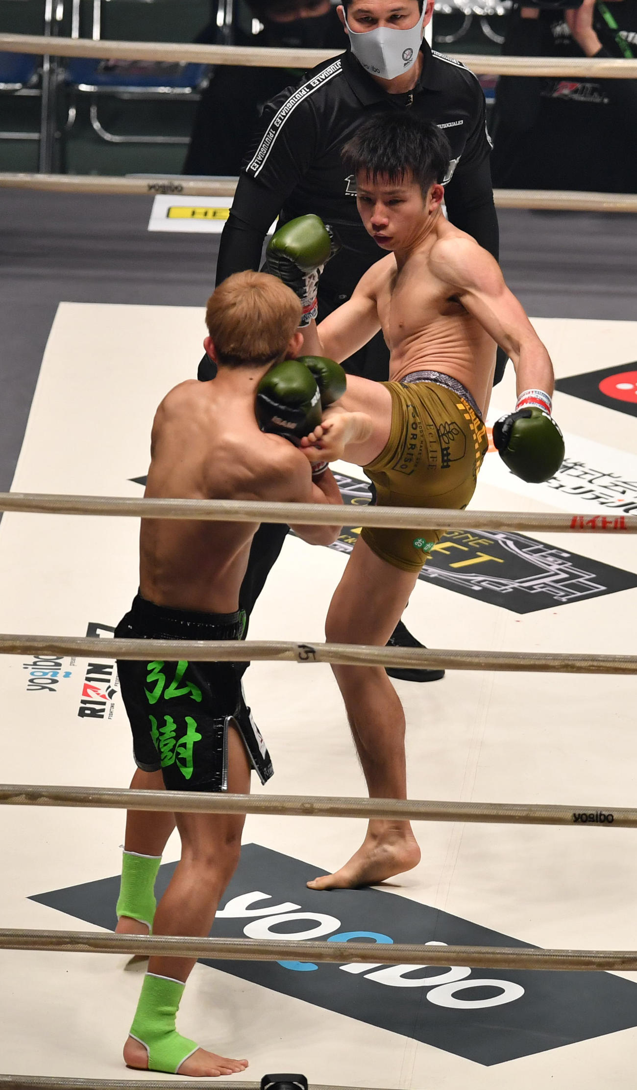 3R、内藤凌太（右）は弘樹にキックを放つ。判定で勝つ（撮影・柴田隆二）