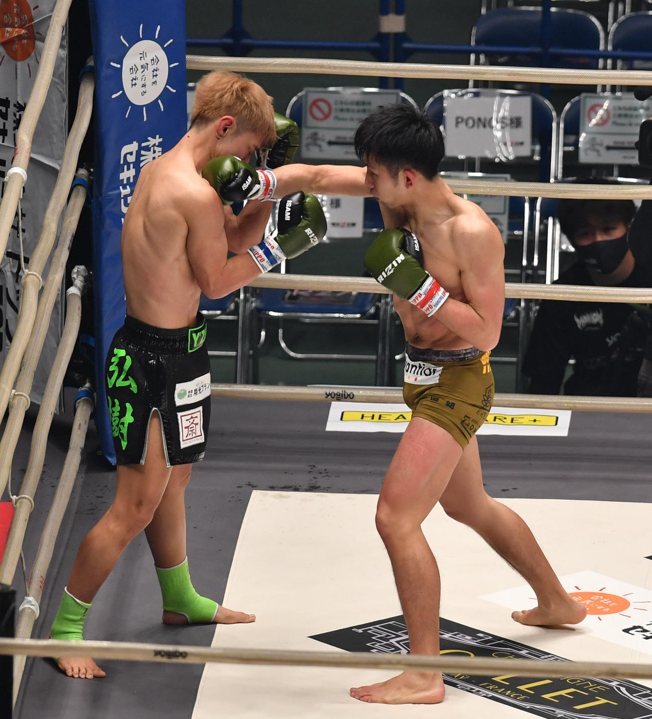 3R、内藤凌太（右）は弘樹にパンチを放つ。判定で勝つ（撮影・柴田隆二）