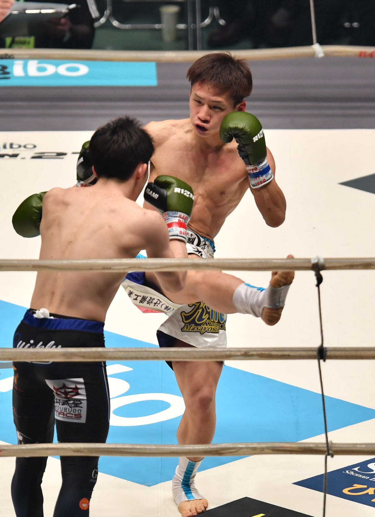 2回、国本真義（右）は佐藤執斗にキックを放つ（撮影・柴田隆二）