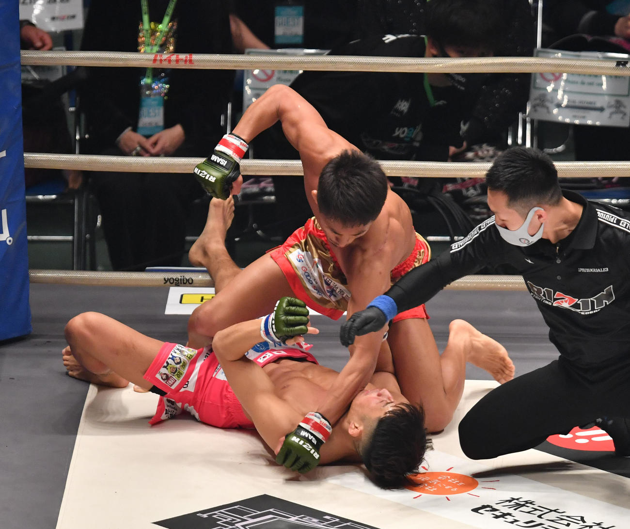 1回、村元友太郎（上）は山本聖悟にパンチを決めKOする（撮影・柴田隆二）