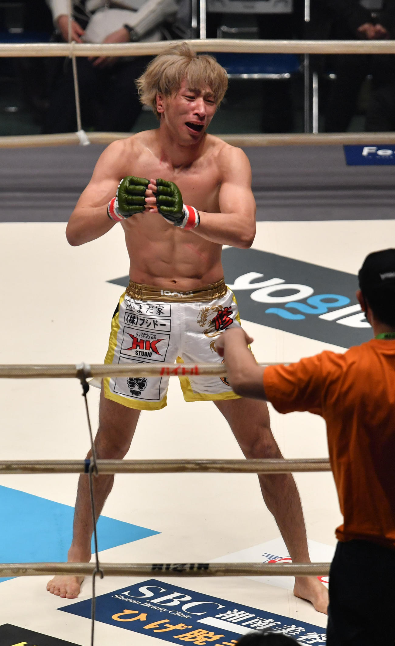 渡部修斗は田丸匠に勝利し喜ぶ（撮影・柴田隆二）