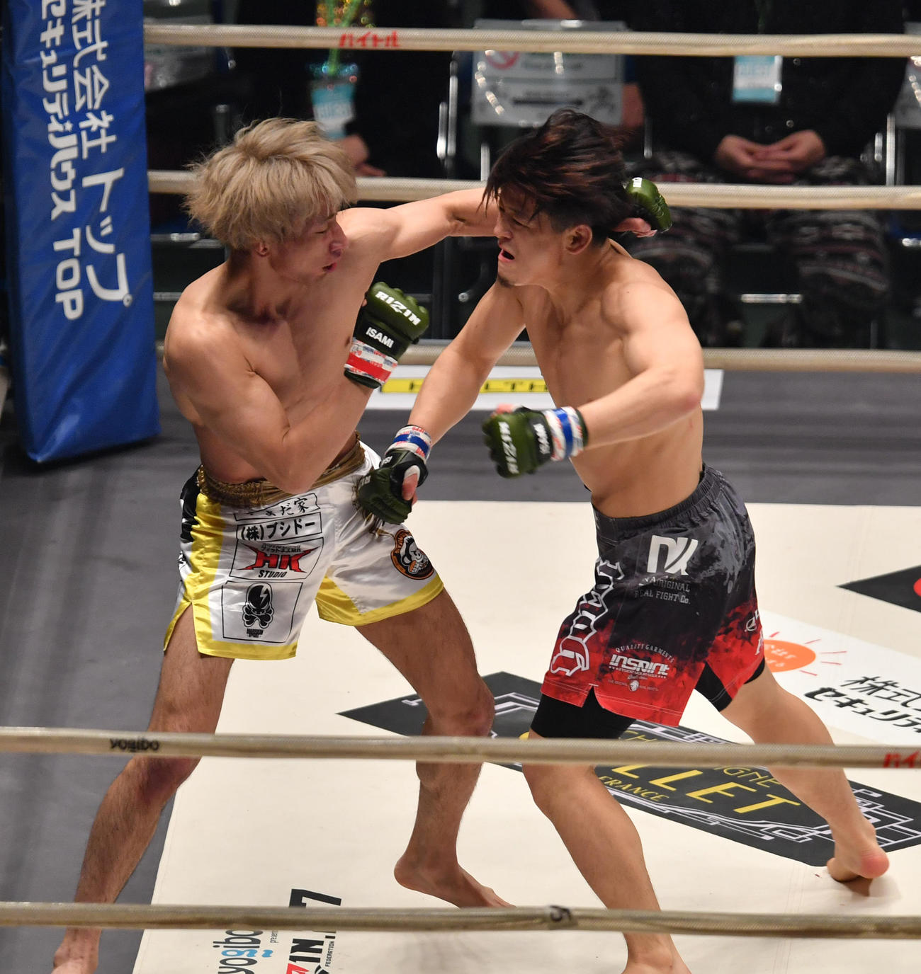2R、渡部修斗（左）は田丸匠にパンチを放つ（撮影・柴田隆二）