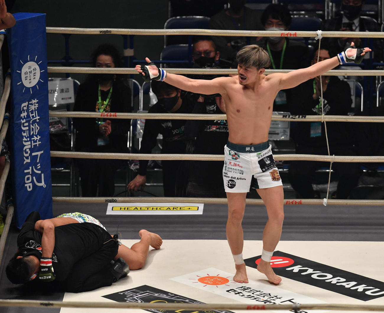 1回、獅庵は祖根寿麻をKOし喜ぶ（撮影・柴田隆二）