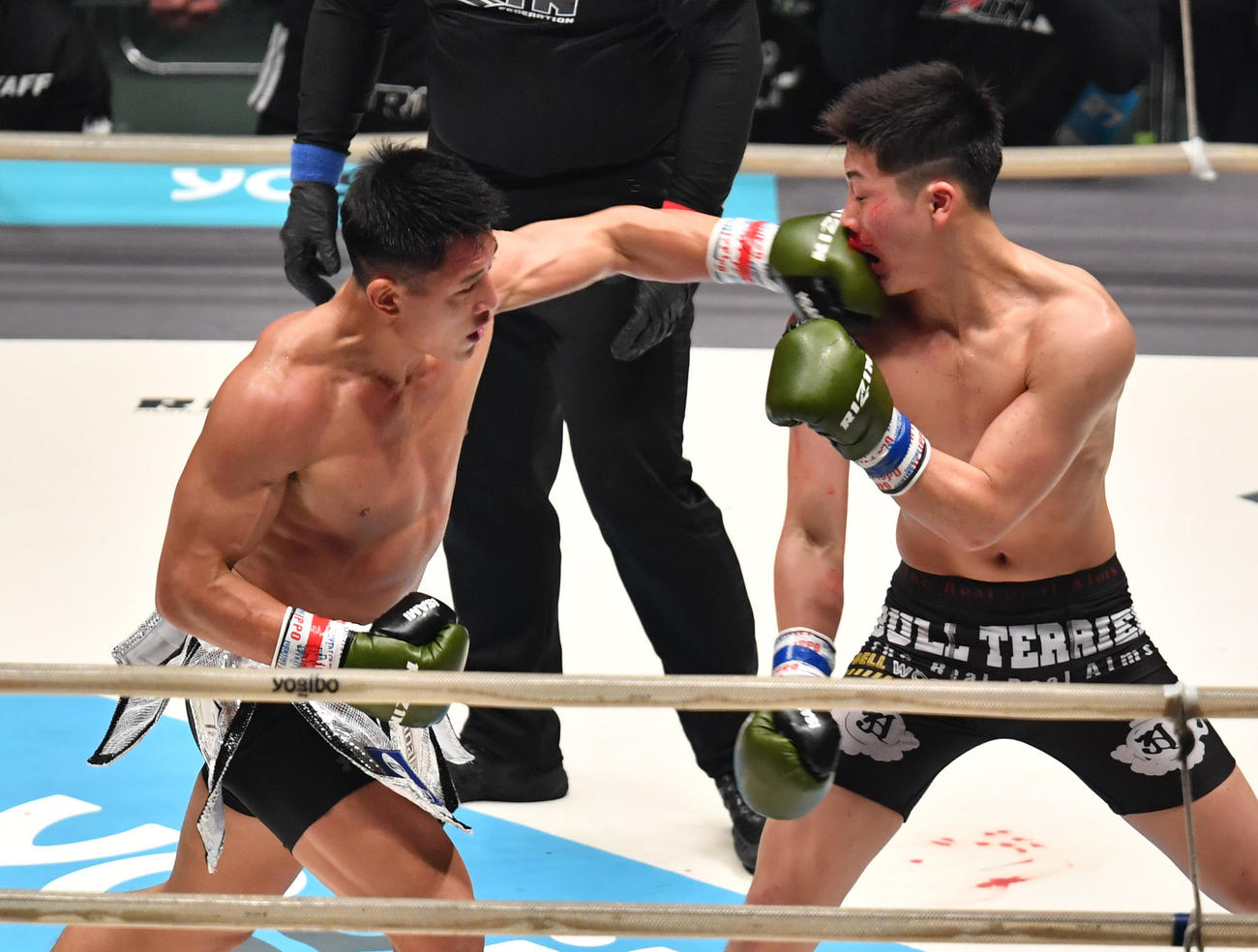3回、大雅（左）は基山幹太にパンチを放つ（撮影・柴田隆二）