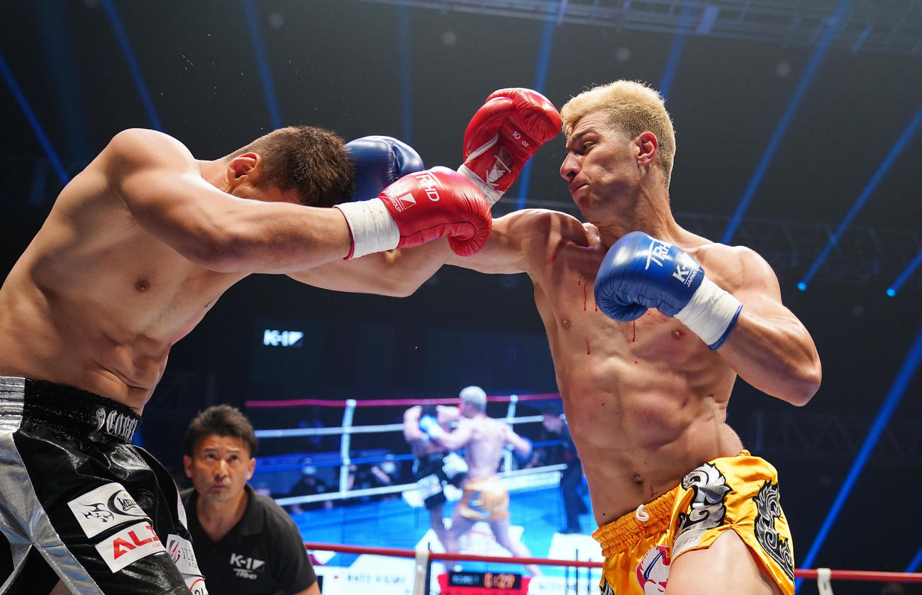 1R、加藤（左）にパンチの連打を浴びせるウィラサクレック（撮影・菅敏）