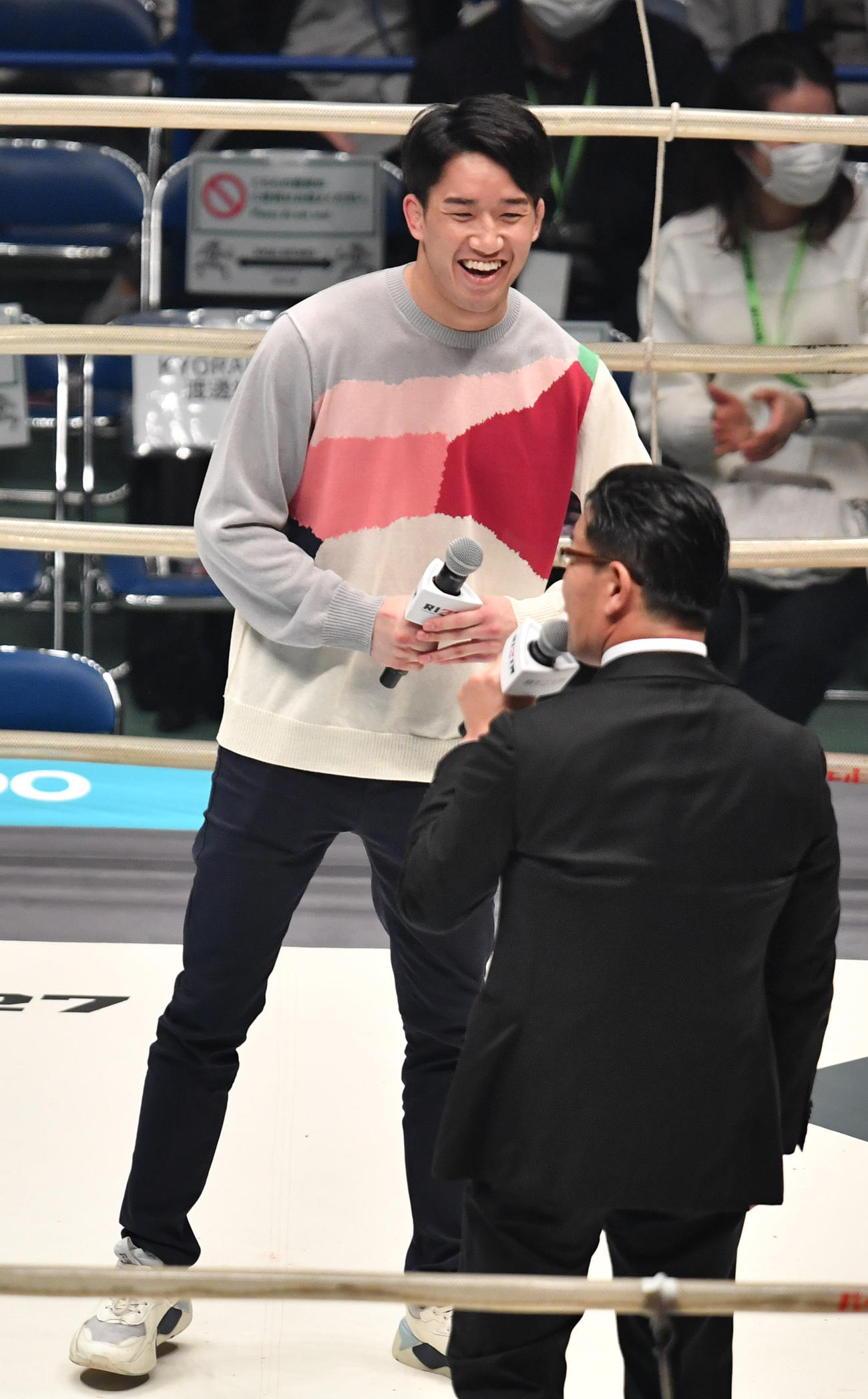 総合格闘技RIZIN27でリングに登場した朝倉海はあいさつをする（撮影・柴田隆二）