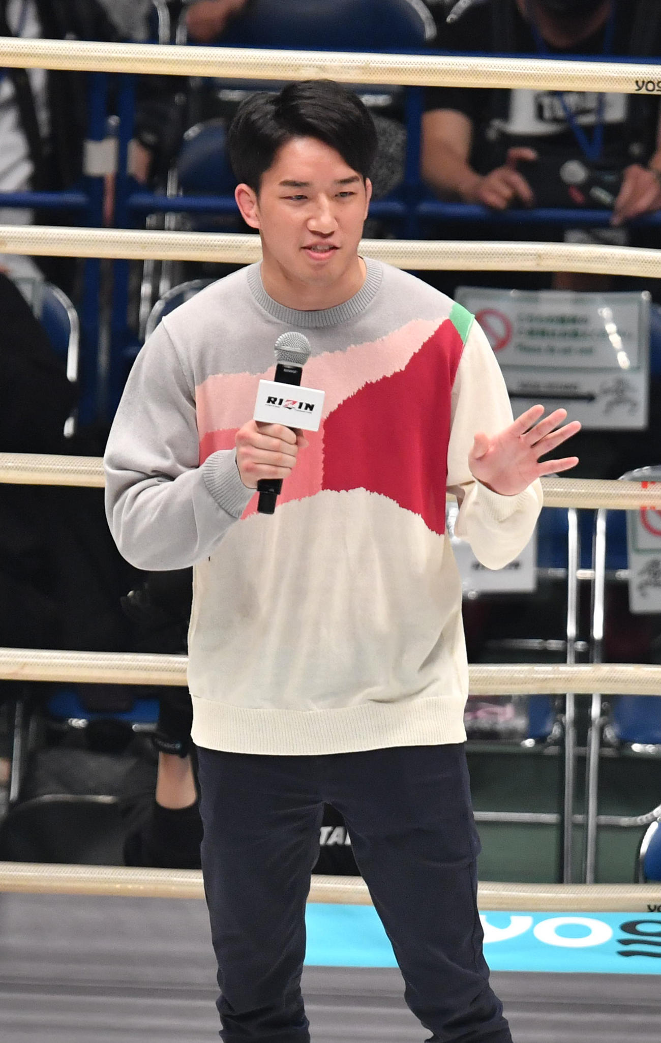 総合格闘技RIZIN27でリングに登場した朝倉海はあいさつをする（撮影・柴田隆二）
