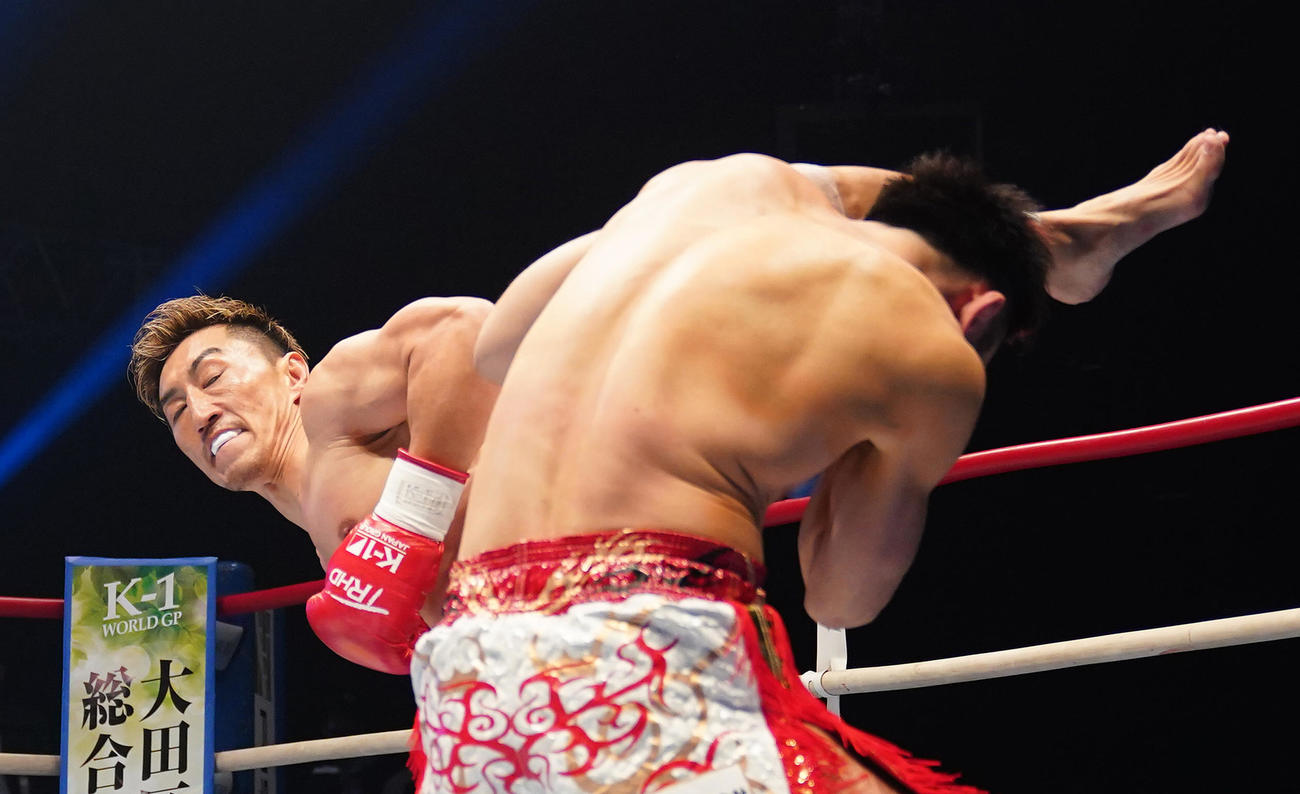 1回、不可思（右）にハイキックを見舞う山崎（撮影・菅敏）