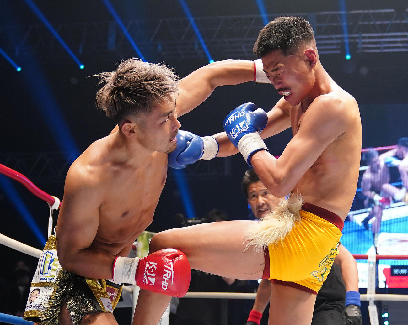 3回、芦沢（右）にパンチを浴びせる村越（撮影・菅敏）