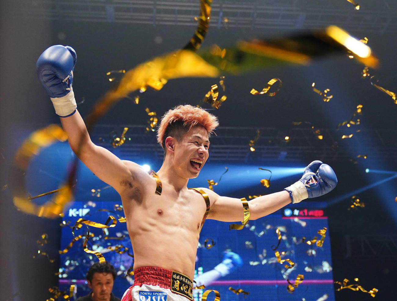 江川を破り新王者の椿原は、祝福のゴールドのテープが舞う中で笑顔でガッツポーズを見せる（撮影・菅敏）