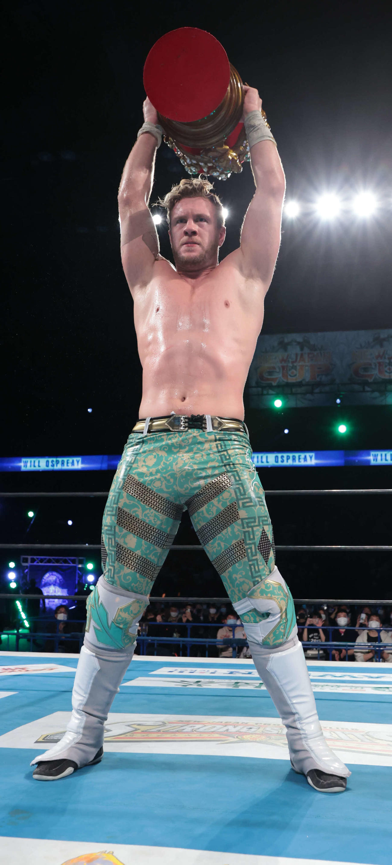 新日本プロレス宮城大会　ニュージャパンカップで優勝し、トロフィーを掲げるウィル・オスプレイ（新日本プロレス提供）