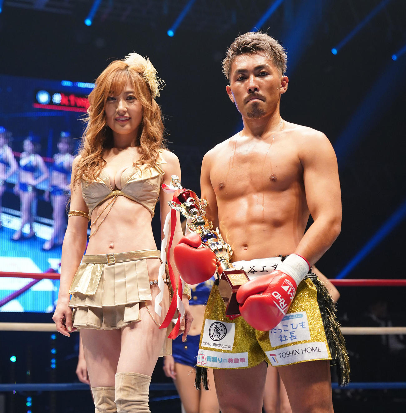 芦沢に勝利し、タレントの熊田曜子（左）と記念写真に納まる村越（撮影・菅敏）