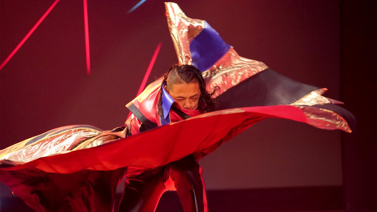 マントのようにガウンをなびかせて入場した中邑（Ｃ）2021 WWE, Inc. All Rights Reserved.