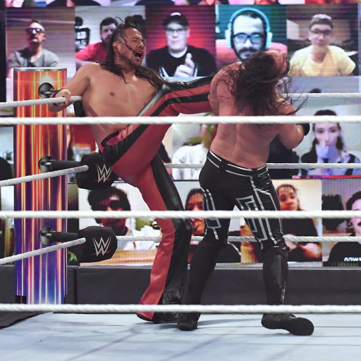 走り込んできたロリンズ（右）に前蹴りを入れる中邑（Ｃ）2021 WWE, Inc. All Rights Reserved.