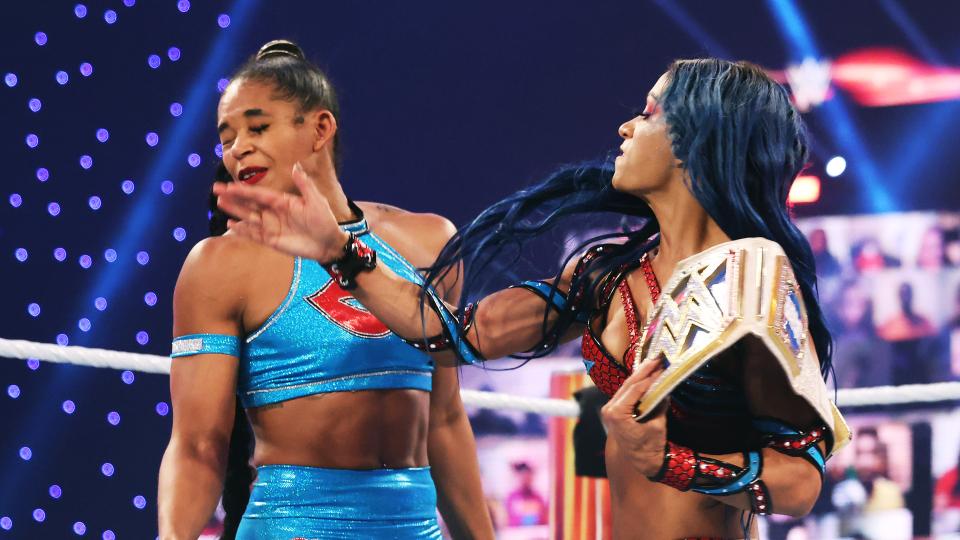 ブレアにビンタを浴びせるバンクス（C）2021 WWE, Inc. All Rights Reserved.