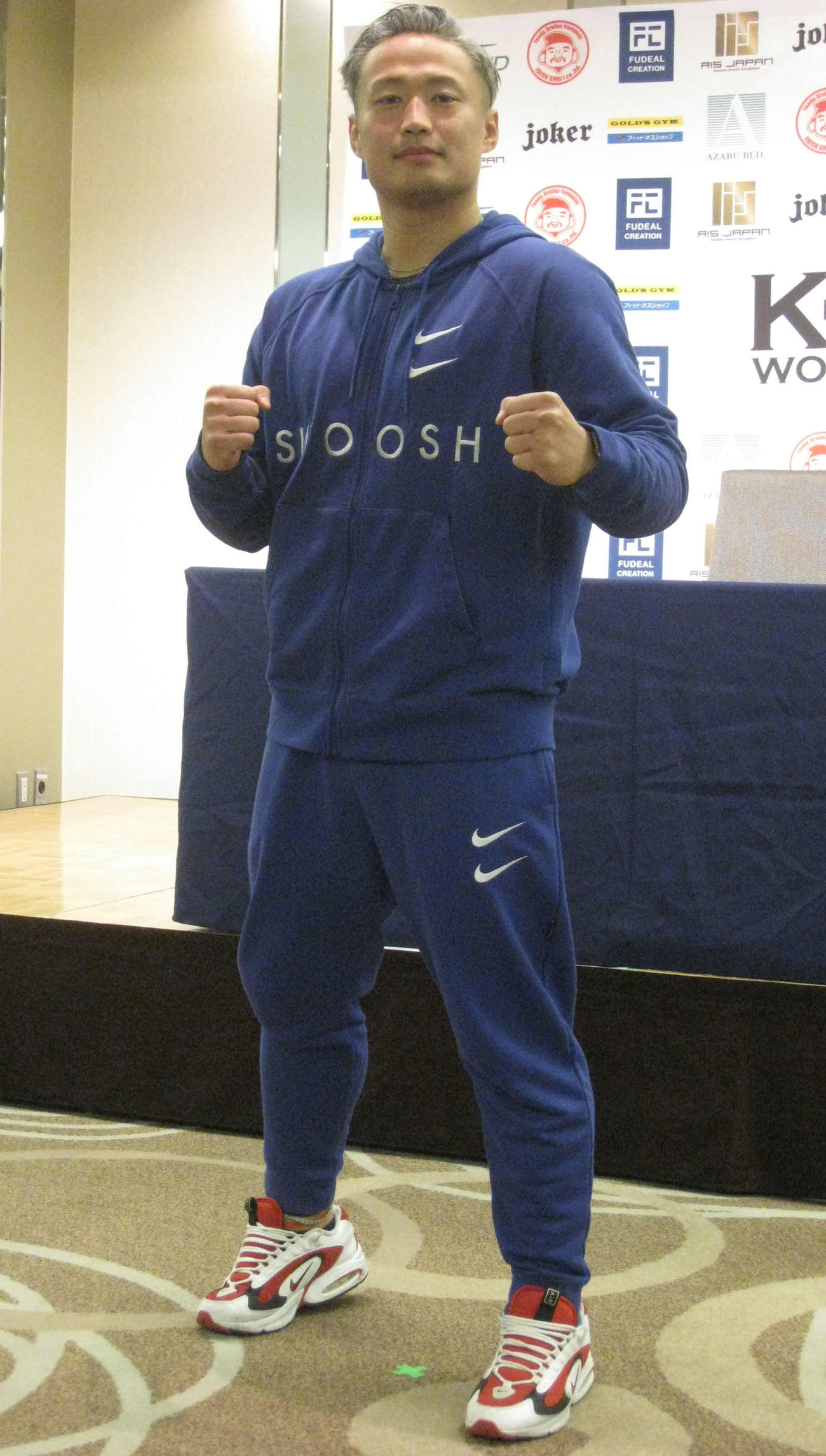 会見を前にファイティングポーズを決める谷川聖哉（撮影・吉池彰）