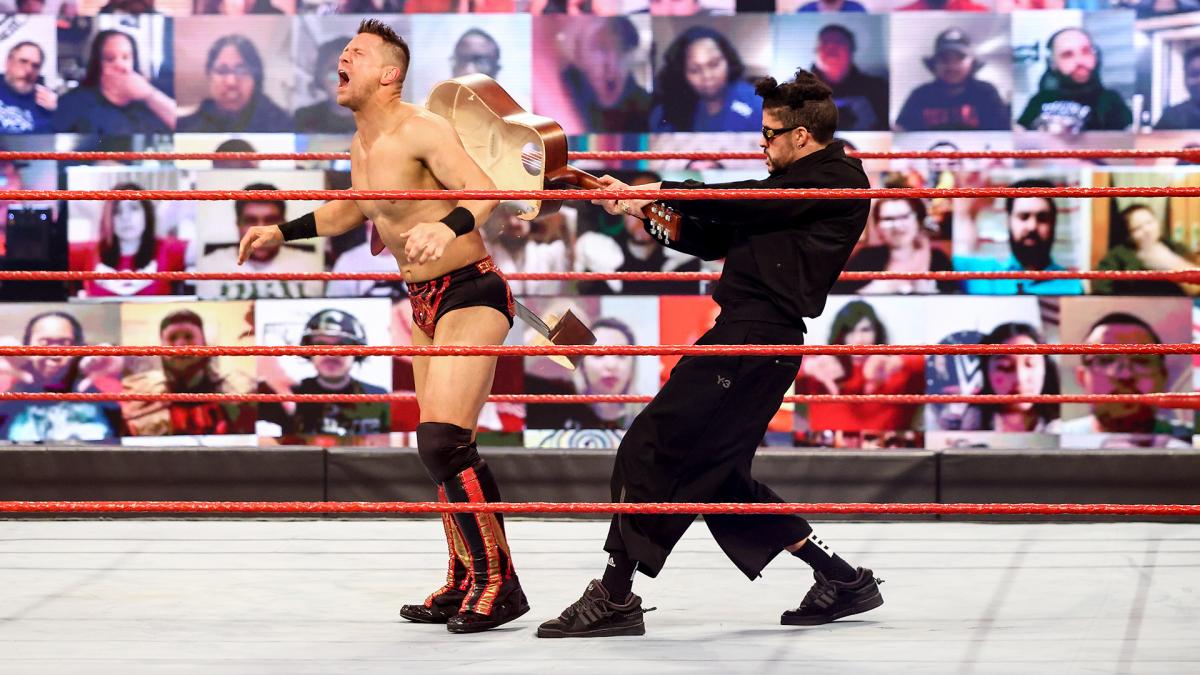 ザ・ミズ（左）にギターショットを見舞ったバッド・バニー（C）2021 WWE, Inc. All Rights Reserved.