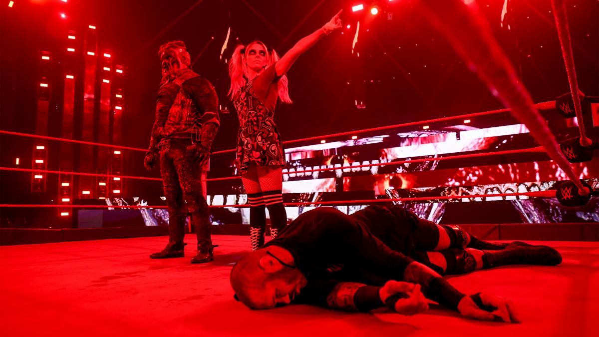 「ザ・フィーンド」ワイアット（左端）とブリス（中央）の目の前で倒れこむオートン（Ｃ）2021 WWE, Inc. All Rights Reserved.