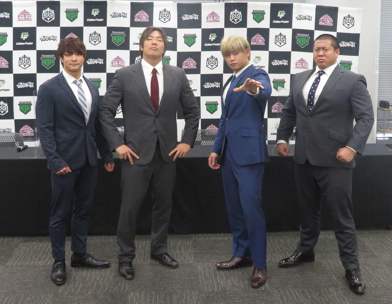 6月6日のサイバーファイトフェスティバル2021で対抗戦を行う、ノアの稲村愛輝（右）、清宮海斗（同2人目）とDDTの竹下幸之介（同3人目）、上野勇希（撮影・松熊洋介）
