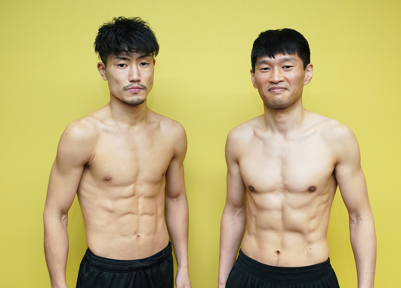 プロデビュー戦に向けて計量パスしたアマ10冠の藤田（左）。右は対戦相手の木村（帝拳ジム提供）