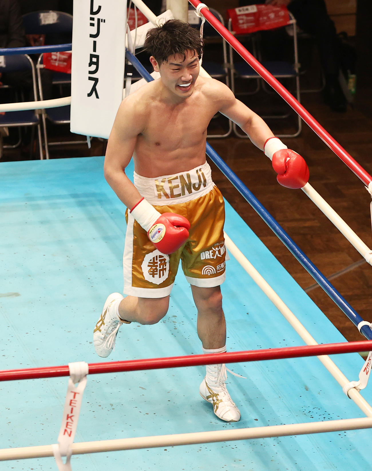 プロデビュー戦で6回TKO勝ちし、喜ぶ藤田（撮影・野上伸悟