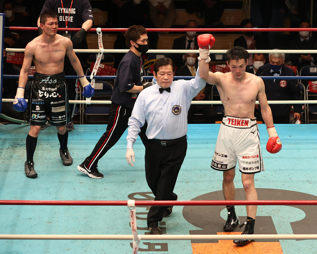 石脇麻生（左）に8回判定勝ちした李（撮影・野上伸悟）