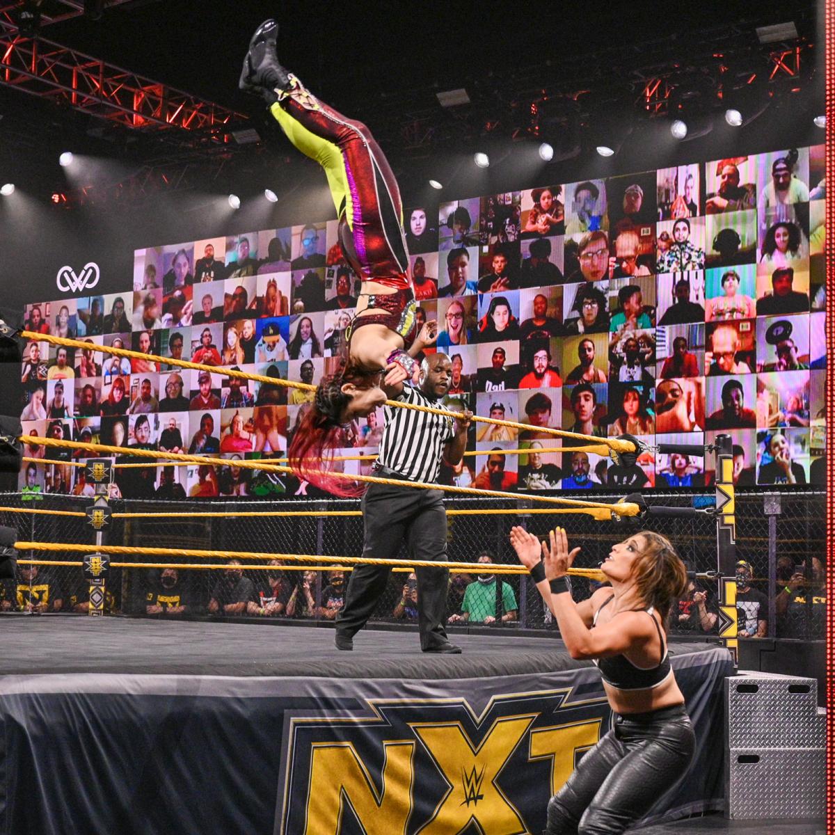前哨戦で次期挑戦者ラケル・ゴンザレス（右）に場外への月面水爆を見舞ったNXT女子王者紫雷イオ（C）2021 WWE, Inc. All Rights Reserved.