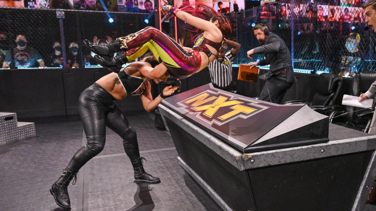 ラケル・ゴンザレス（左）のチョークスラムで解説席にたたきつけられるNXT女子王者紫雷イオ（C）2021 WWE, Inc. All Rights Reserved.