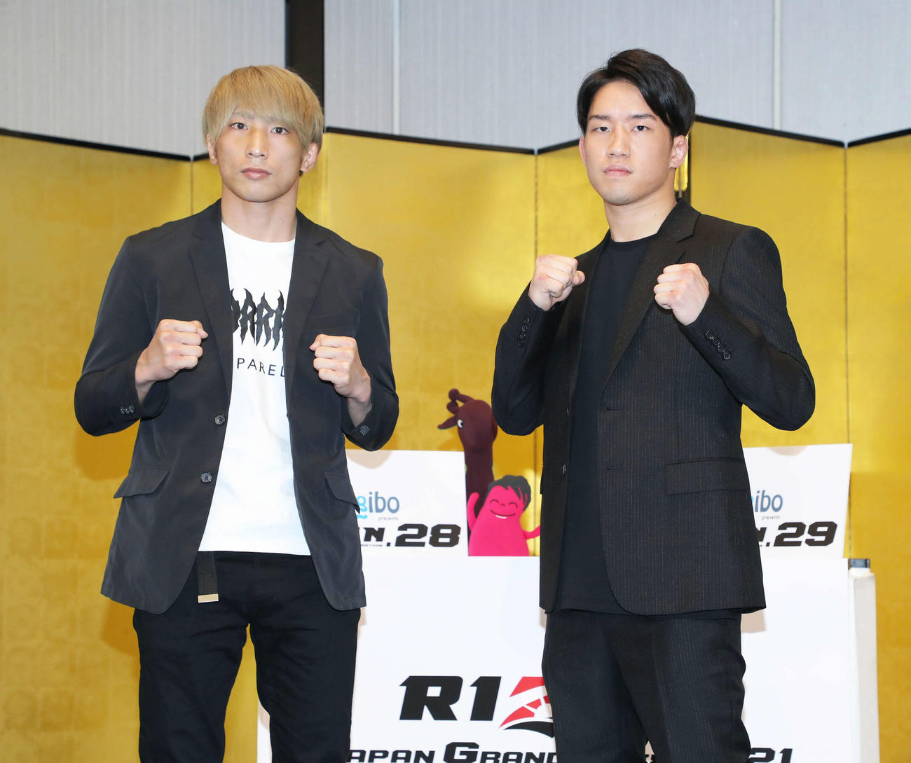 対戦が決まりファイティングポーズを決める渡部（左）と朝倉（撮影・河田真司）