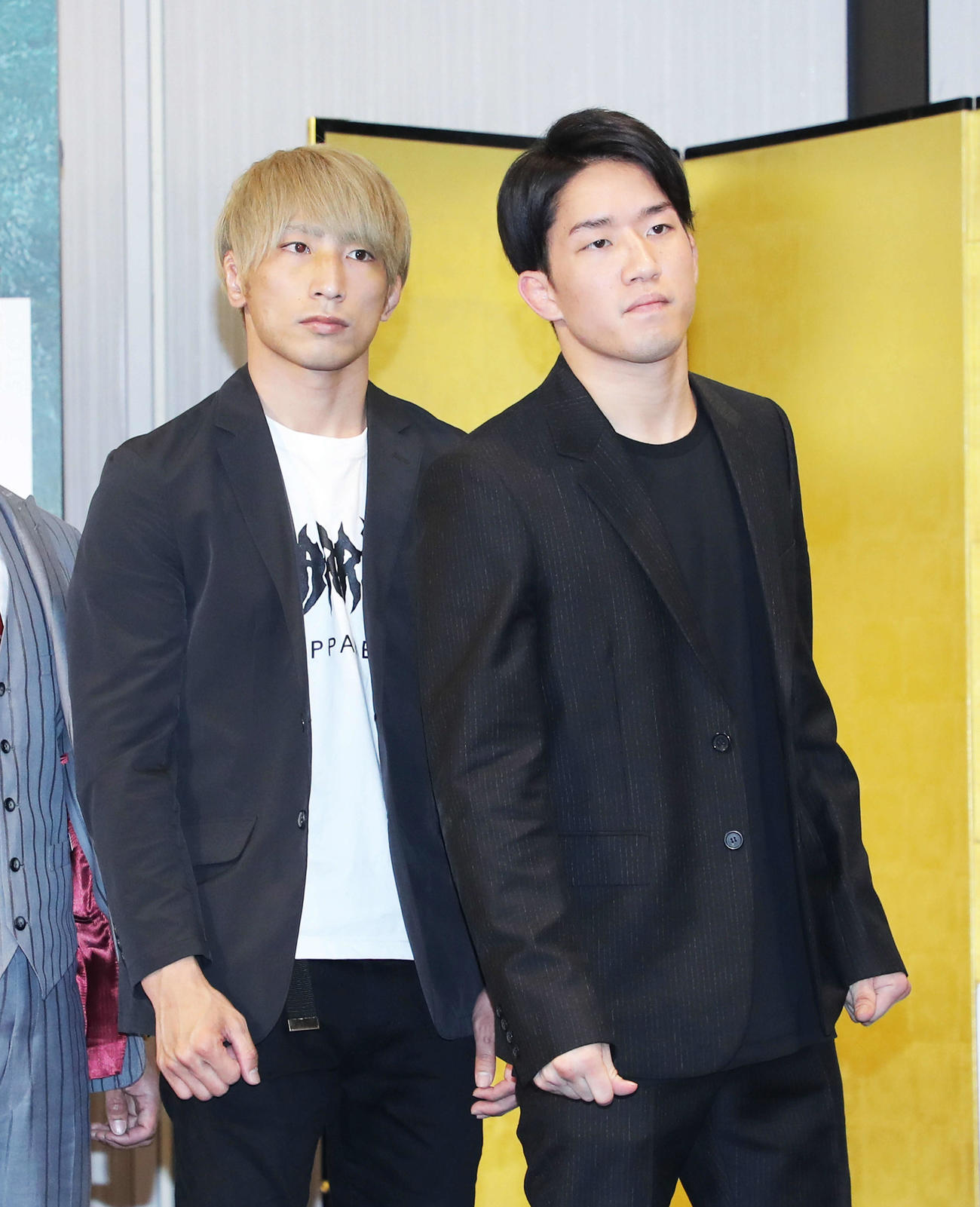 集合写真に臨む渡部（左）と朝倉海（撮影・河田真司）