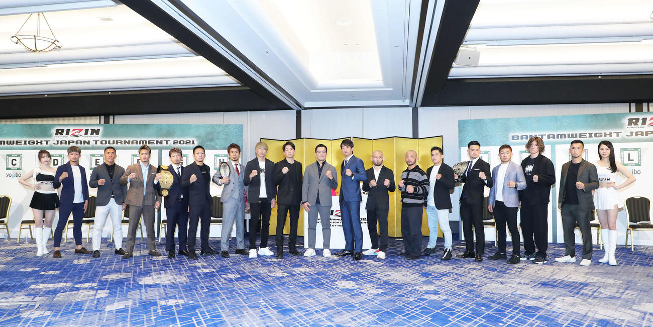 集合写真に納まる榊原CEO（中央）と選手たち（撮影・河田真司）