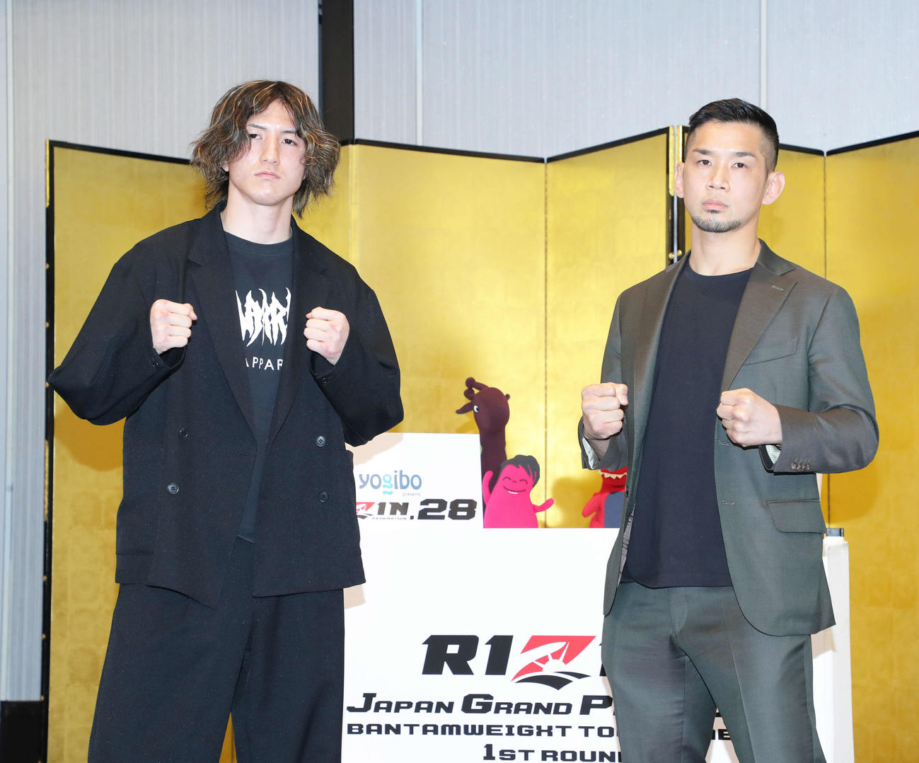 対戦が決まりファイティングポーズを決める井上（左）と石渡（撮影・河田真司）