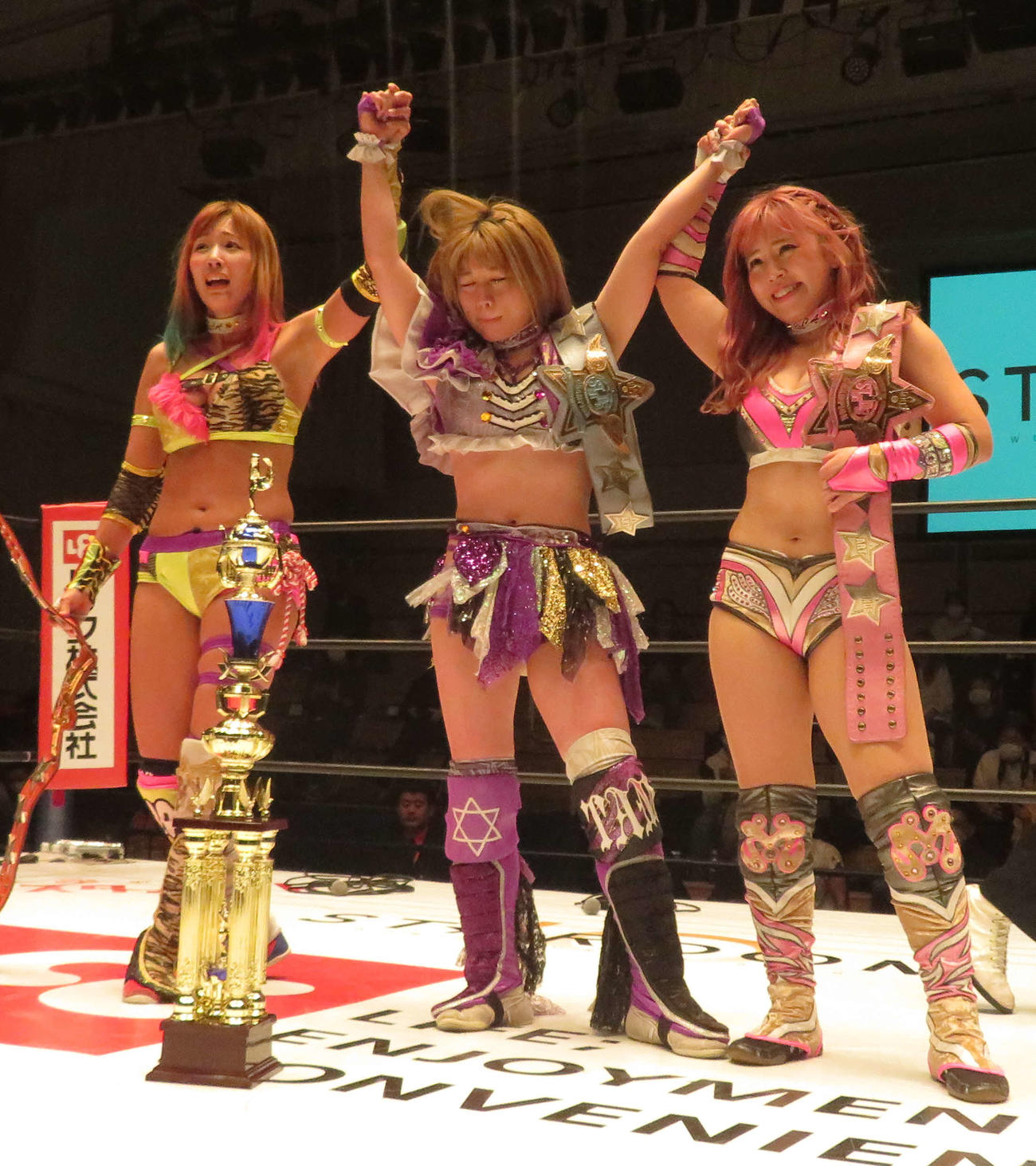 スターダム後楽園大会　アーティスト・オブ・スターダム選手権で3度目の防衛に成功した、左からウナギ・サヤカ、中野たむ、白川未奈（撮影・松熊洋介）