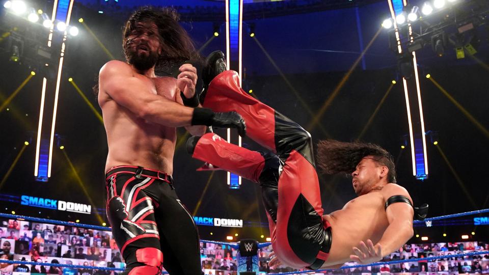 ロリンズ（左）の顔面に蹴りを入れた中邑 （Ｃ） 2021 WWE, Inc. All Rights Reserved.