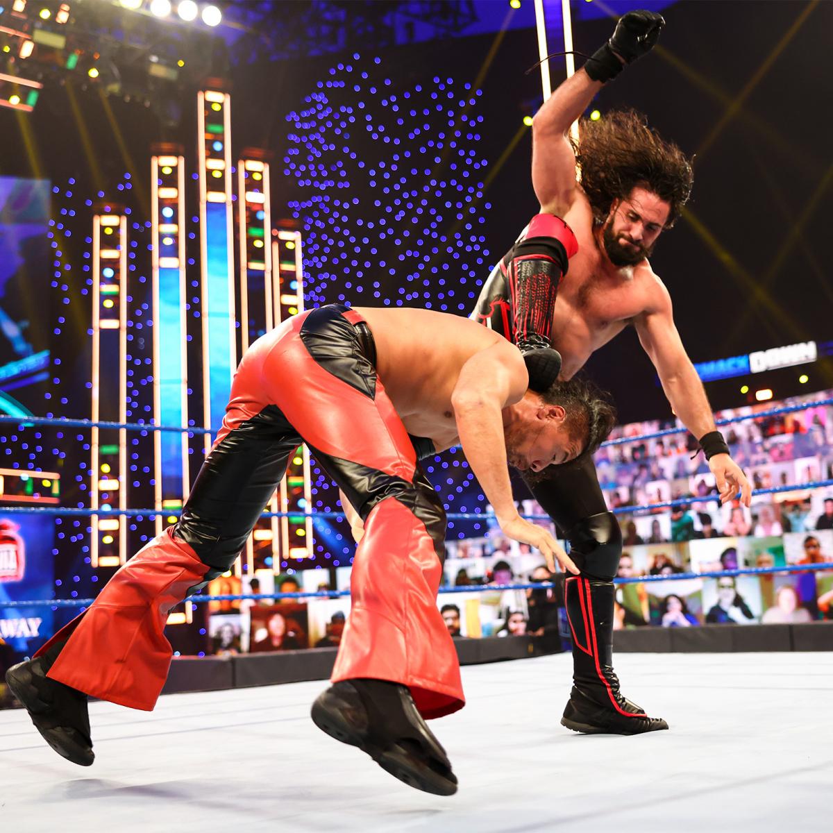 ロリンズ（右）のカーブ・ストンプを浴びた中邑 （Ｃ）  2021 WWE, Inc. All Rights Reserved.