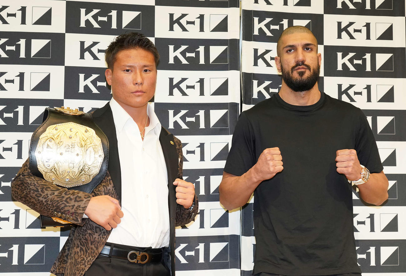 会見を終えポーズを取る、K－Jee（左）とシナ・カリミアン（撮影・鈴木みどり）