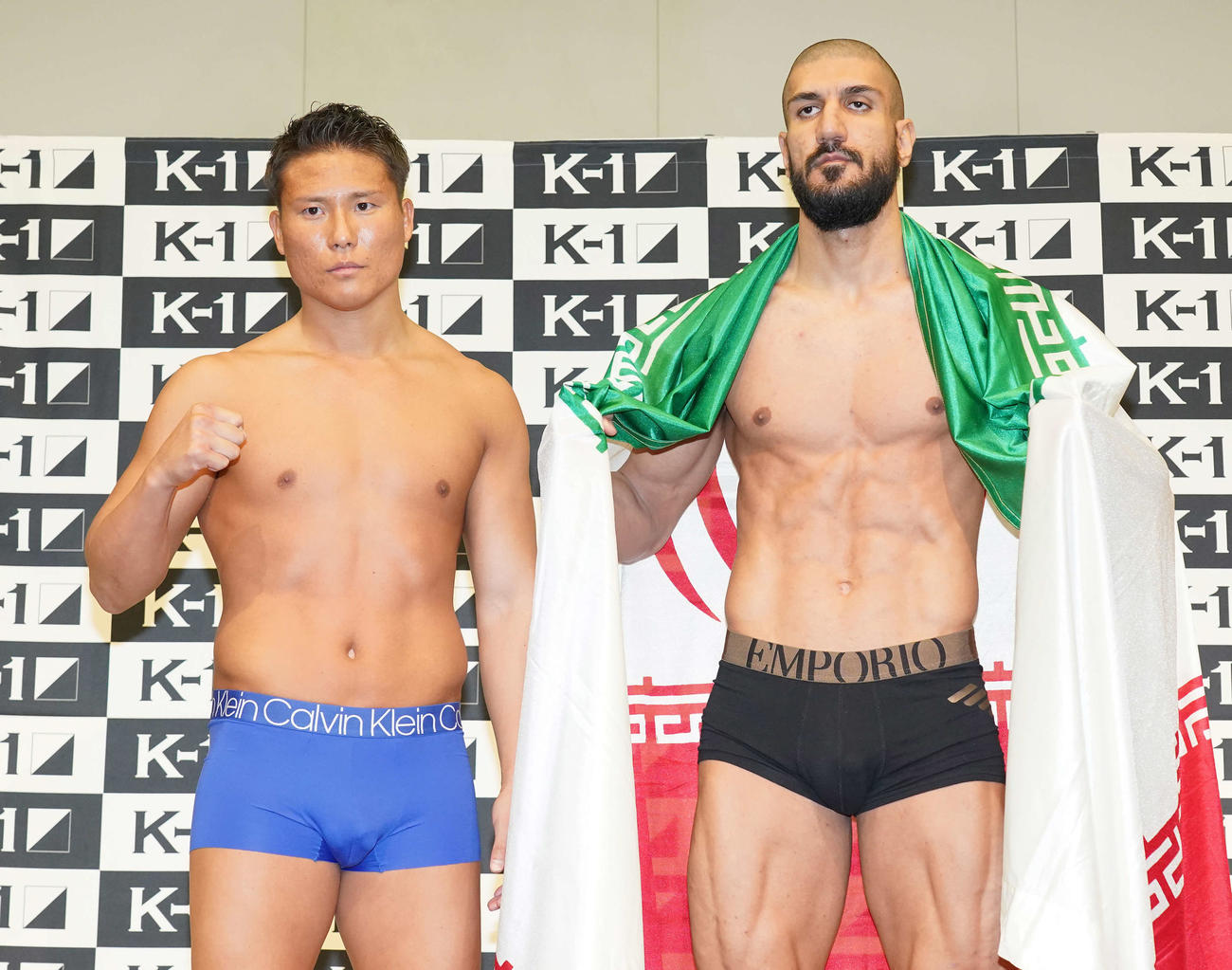 前日計量をパスしポーズを取る、K－Jee（左）とシナ・カリミアン（撮影・鈴木みどり）