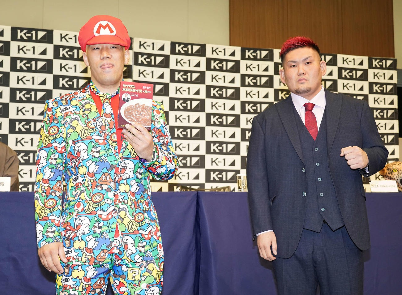 前日計量をパスしポーズを取る京太郎（左）と実方（撮影・鈴木みどり）