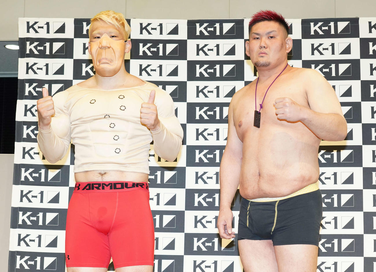前日計量をパスしポーズを取る京太郎（左）と実方（撮影・鈴木みどり）
