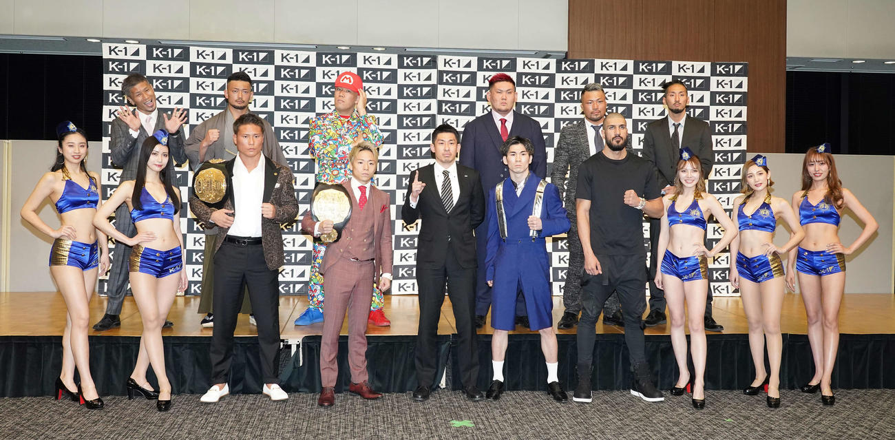 フォトセッションでポーズを決める、前列左から3人目からK－Jee、武尊、中村K－1プロデューサー、レオナ・ペタス、シナ・カリミアン、後列左から城戸、愛鷹、京太郎、実方、ANIMAL☆KOJI、松下（撮影・鈴木みどり）