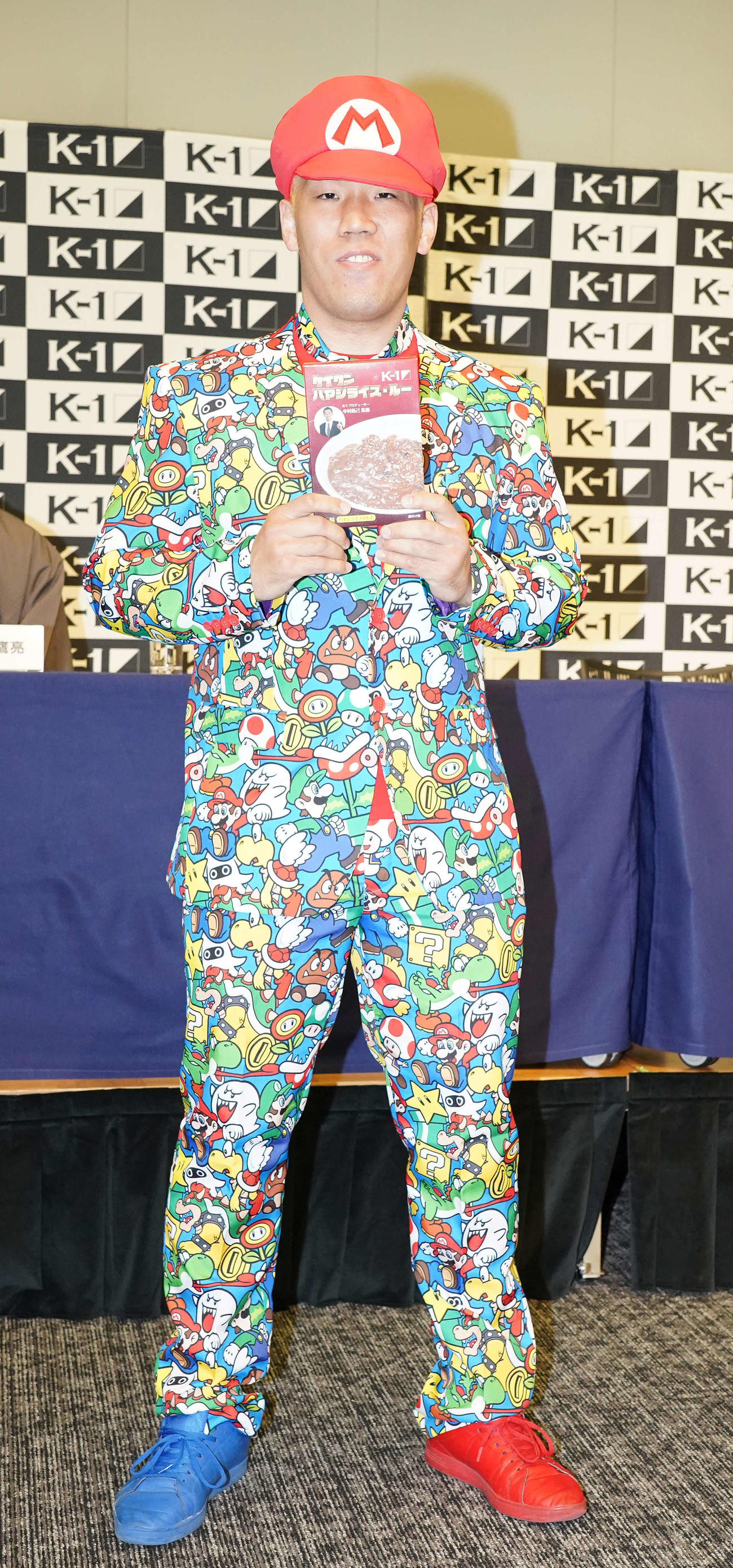 会見前にポーズを取る京太郎（撮影・鈴木みどり）