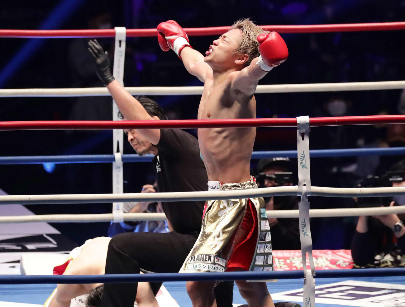 スーパーフェザー級タイトル戦　武尊対レオナ・ペタス　2回、レオナ・ペタスをKOで破って喜ぶ武尊（撮影・丹羽敏通）