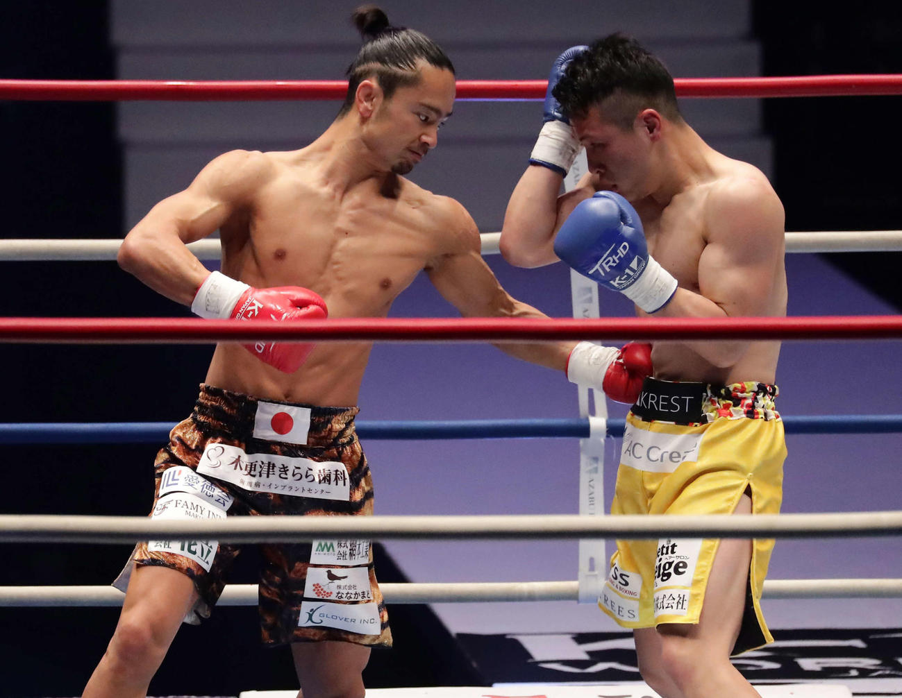 島野浩太朗対三輪裕樹　1回、島野浩太朗（左）のパンチがボディに決まる（撮影・丹羽敏通）