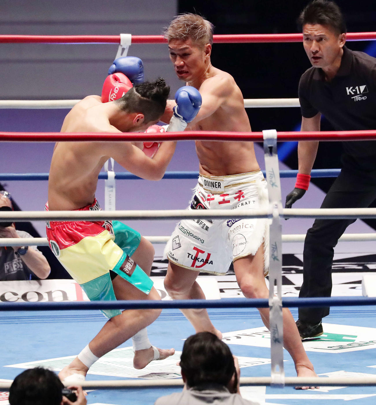 城戸康裕対松下大紀　2回、城戸康裕（右）のパンチが松下大紀をとらえる（撮影・丹羽敏通）