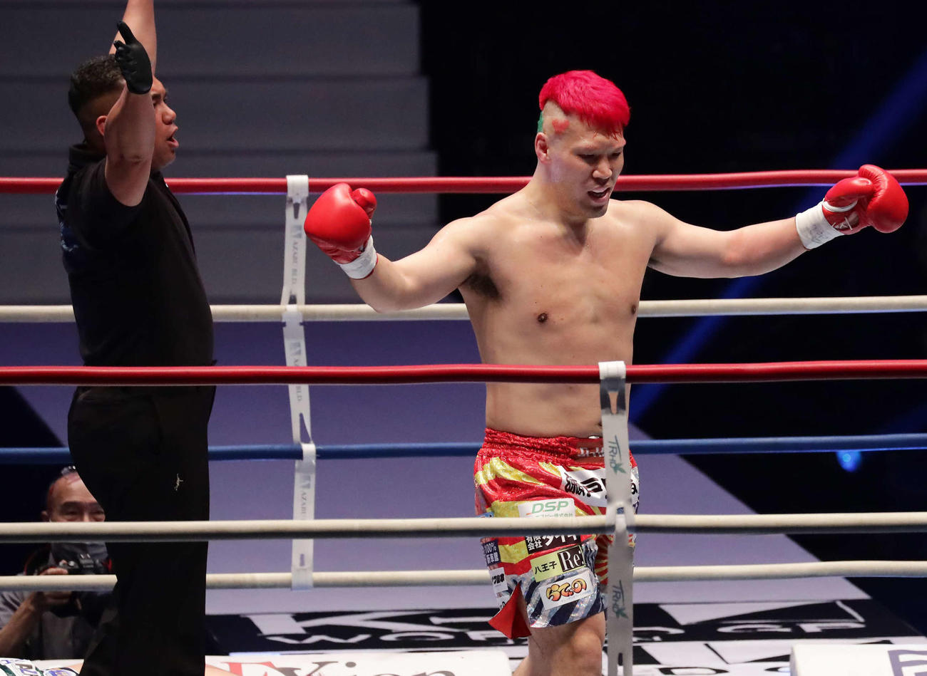 ヘビー級　京太郎対実方宏介　2回、KO勝ちした京太郎（撮影・丹羽敏通）